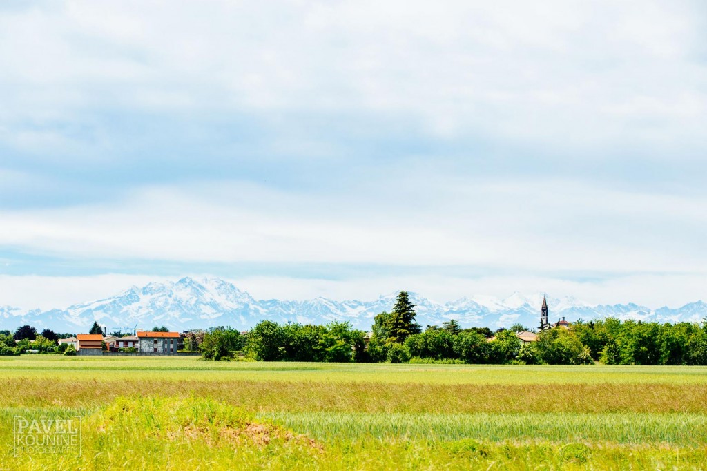 Intimate wedding photography: view of italian countryside from groom's house