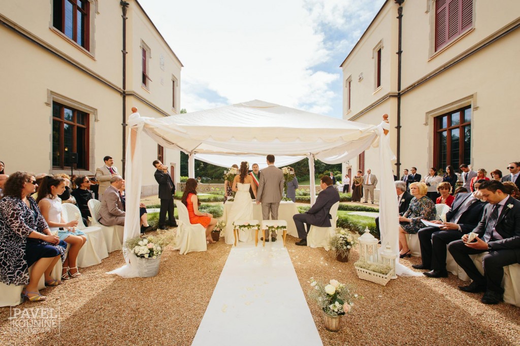 Intimate wedding photography: bride and groom at the alter