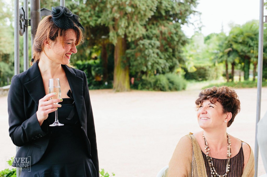 Intimate wedding photography: wedding guests in conversation