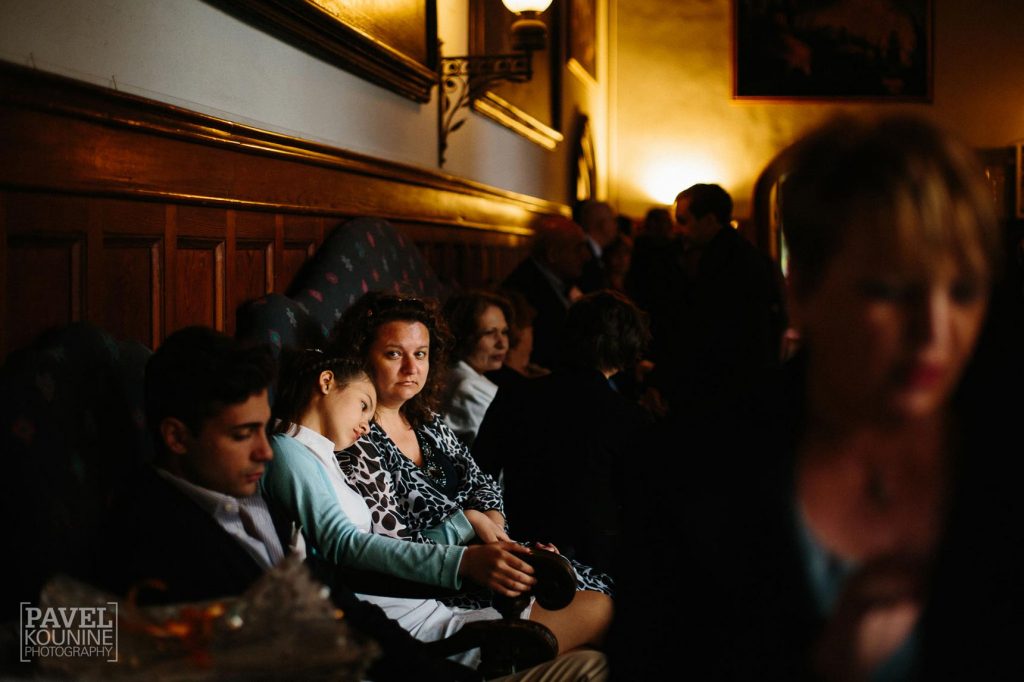 Intimate wedding photography: tired guests during cocktail hour