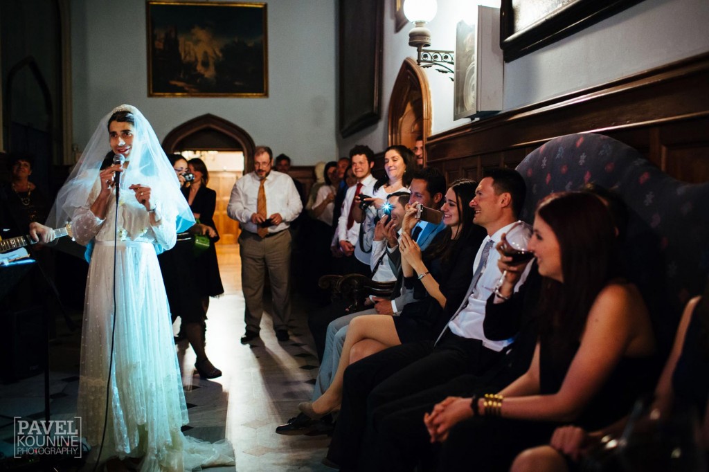 Intimate wedding photography: fake bride captivates the crowd